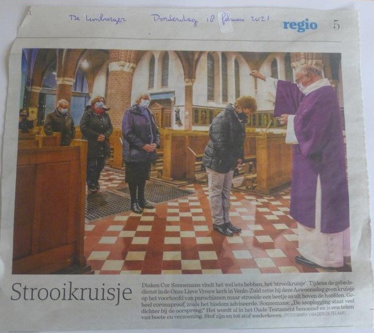 Het uitstrooien van as door Cor Sonnemans in Venlo-Zuid. Dagblad de Limburger 18-02-2021