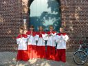 De vijf nieuwe misdienaars.