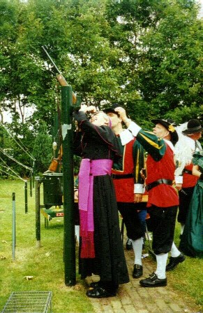 Een bijzonder tafereel, Mgr. de Jong die bij het koningschieten de vogel probeert te raken.