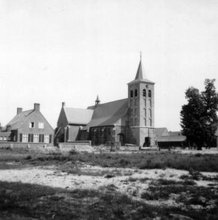 De kerk van Onze Lieve Vrouw geboorte, na de oorlog weer volledig hersteld met de pastorie.